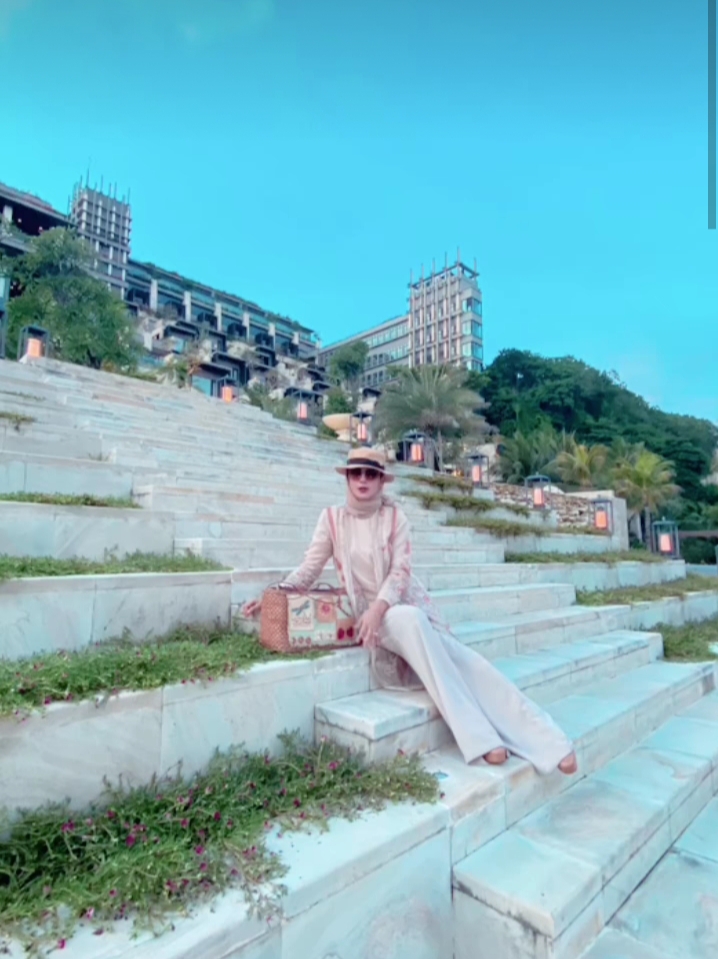 Gaya Artis 90-an, Ini Outfit Desy Ratnasari hingga Elma Theana Liburan di Bali