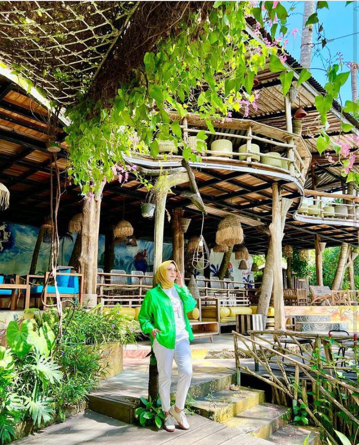 Gaya Artis 90-an, Ini Outfit Desy Ratnasari hingga Elma Theana Liburan di Bali