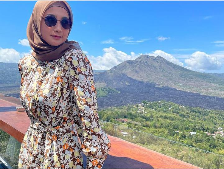 Gaya Artis 90-an, Ini Outfit Desy Ratnasari hingga Elma Theana Liburan di Bali