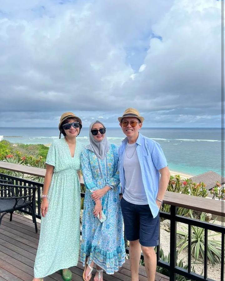 Gaya Artis 90-an, Ini Outfit Desy Ratnasari hingga Elma Theana Liburan di Bali