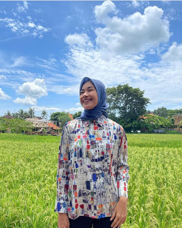 Gaya Artis 90-an, Ini Outfit Desy Ratnasari hingga Elma Theana Liburan di Bali