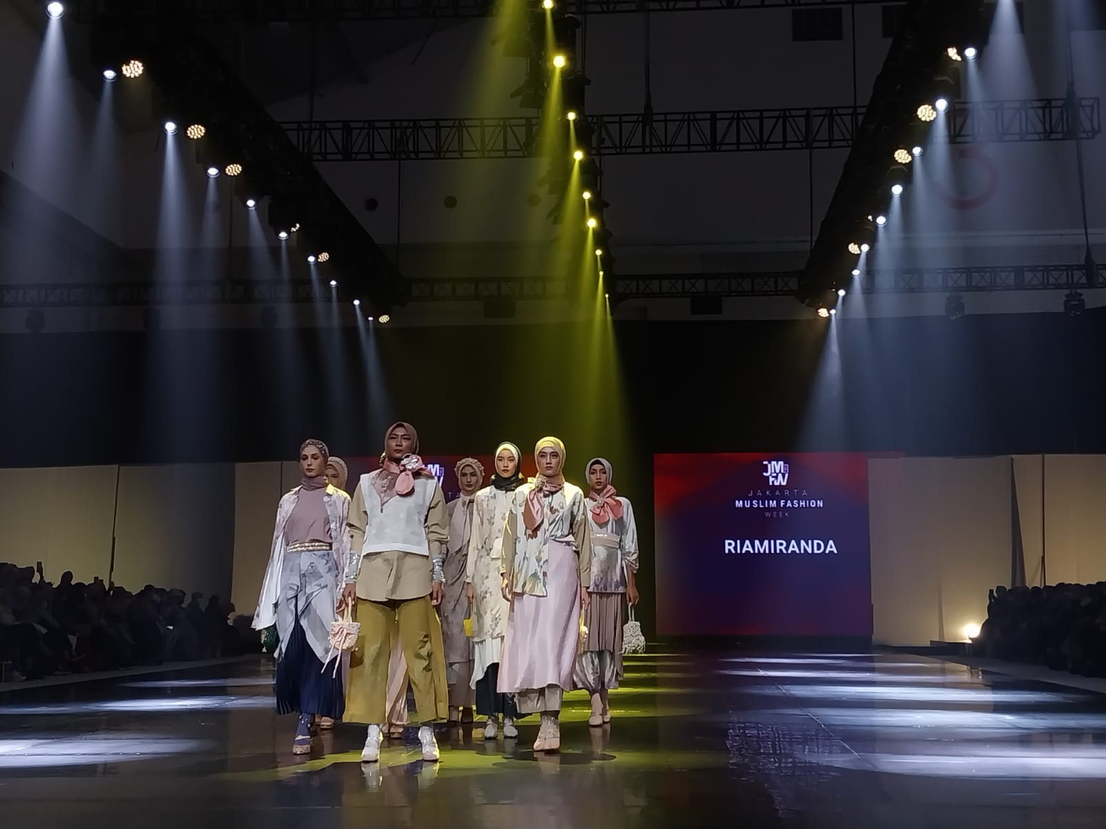 10 Desainer Busana Muslim Pamer Karya Lokal Menuju Global di JMFW 2023