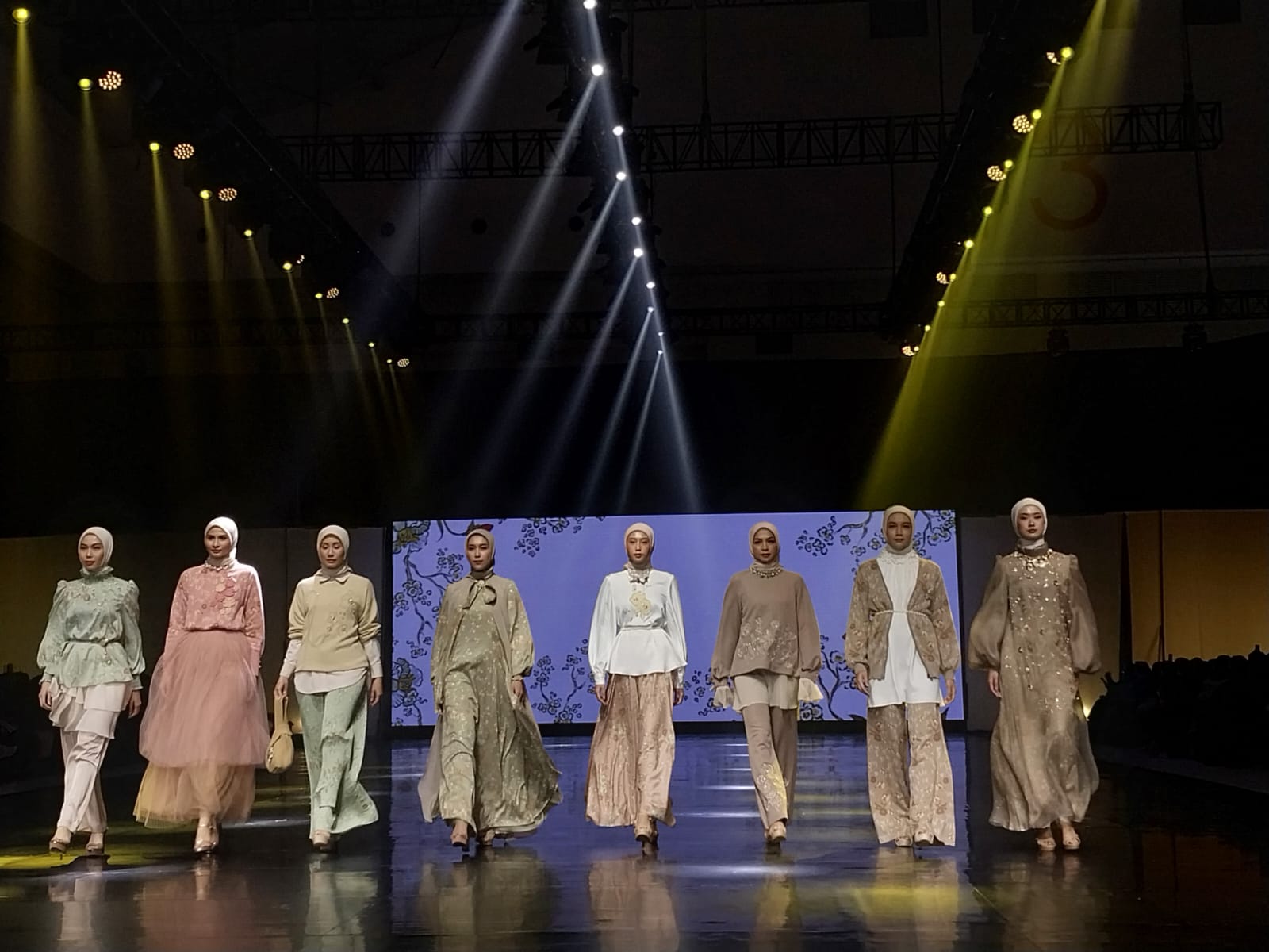 10 Desainer Busana Muslim Pamer Karya Lokal Menuju Global di JMFW 2023