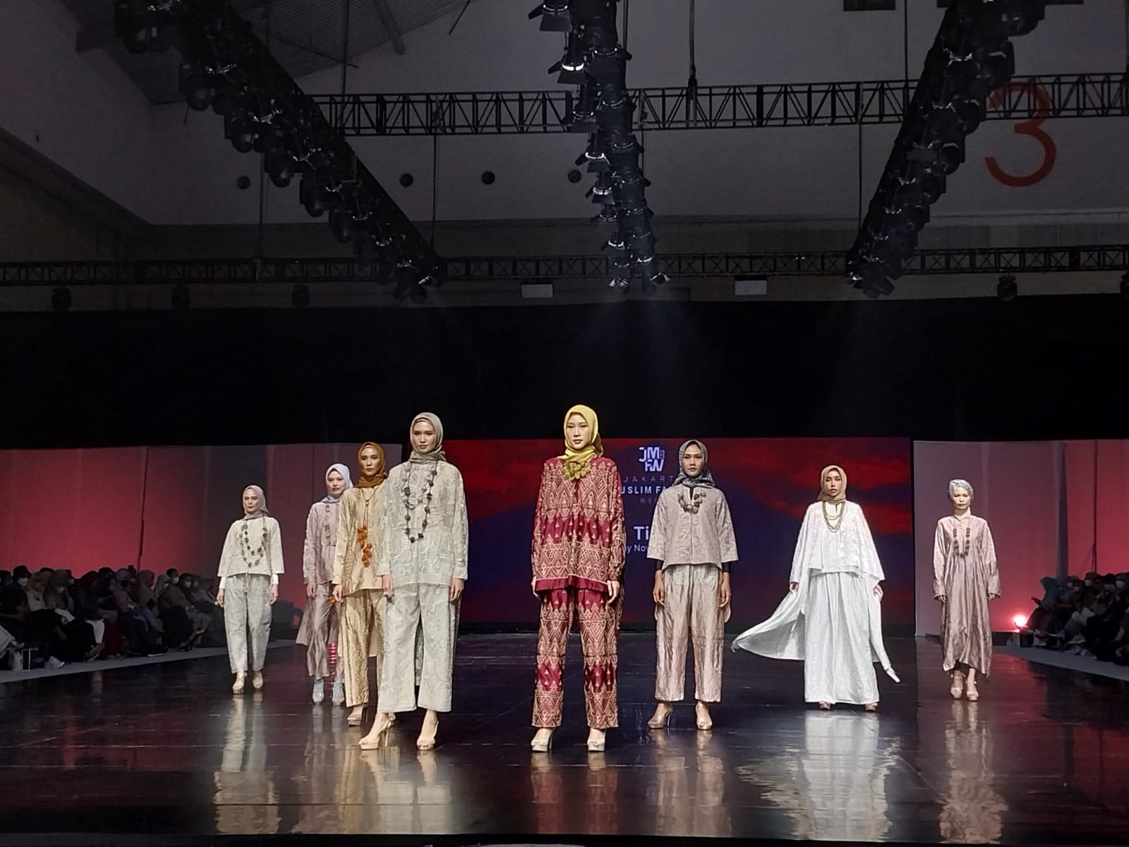10 Desainer Busana Muslim Pamer Karya Lokal Menuju Global di JMFW 2023