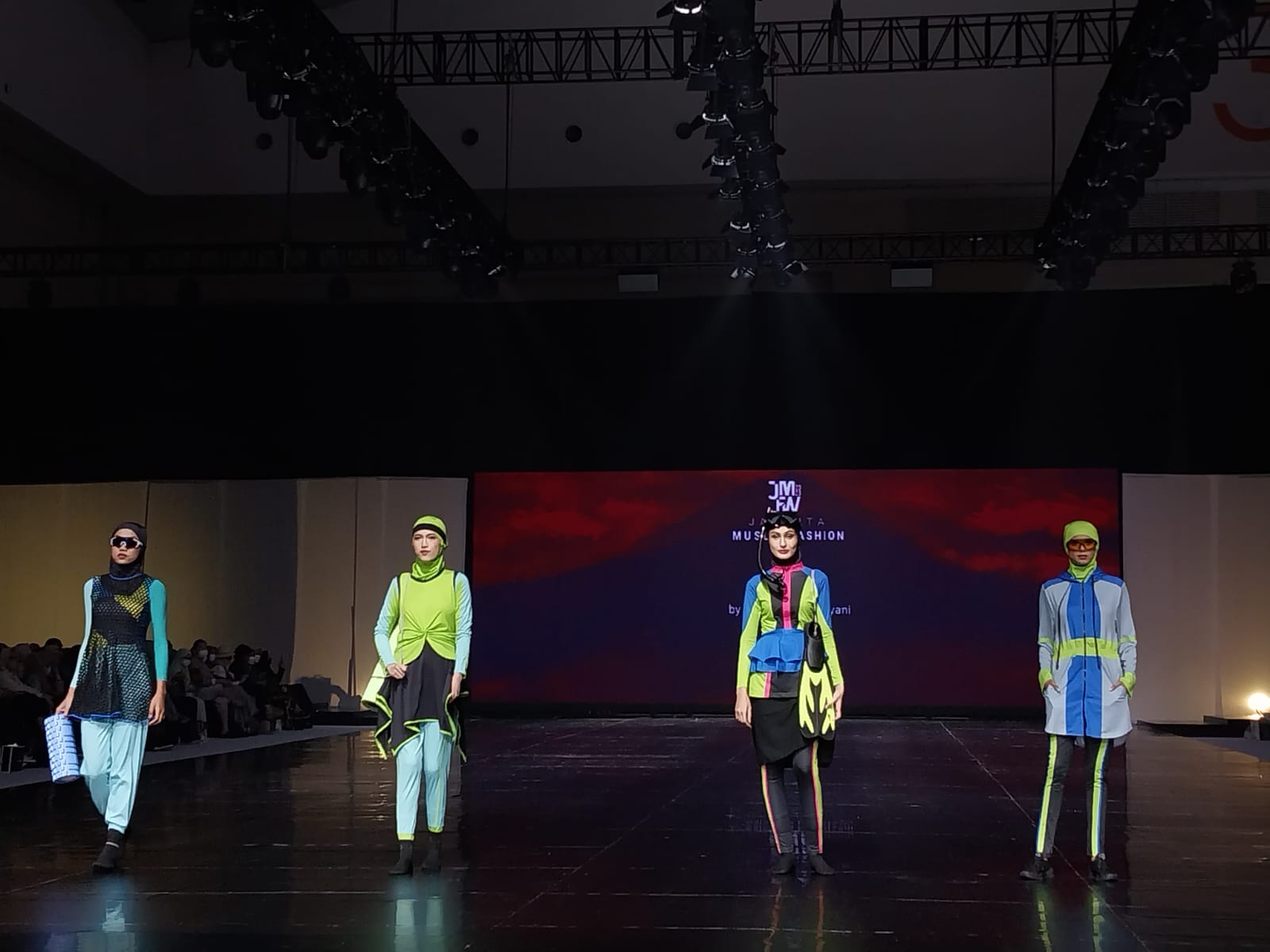 10 Desainer Busana Muslim Pamer Karya Lokal Menuju Global di JMFW 2023