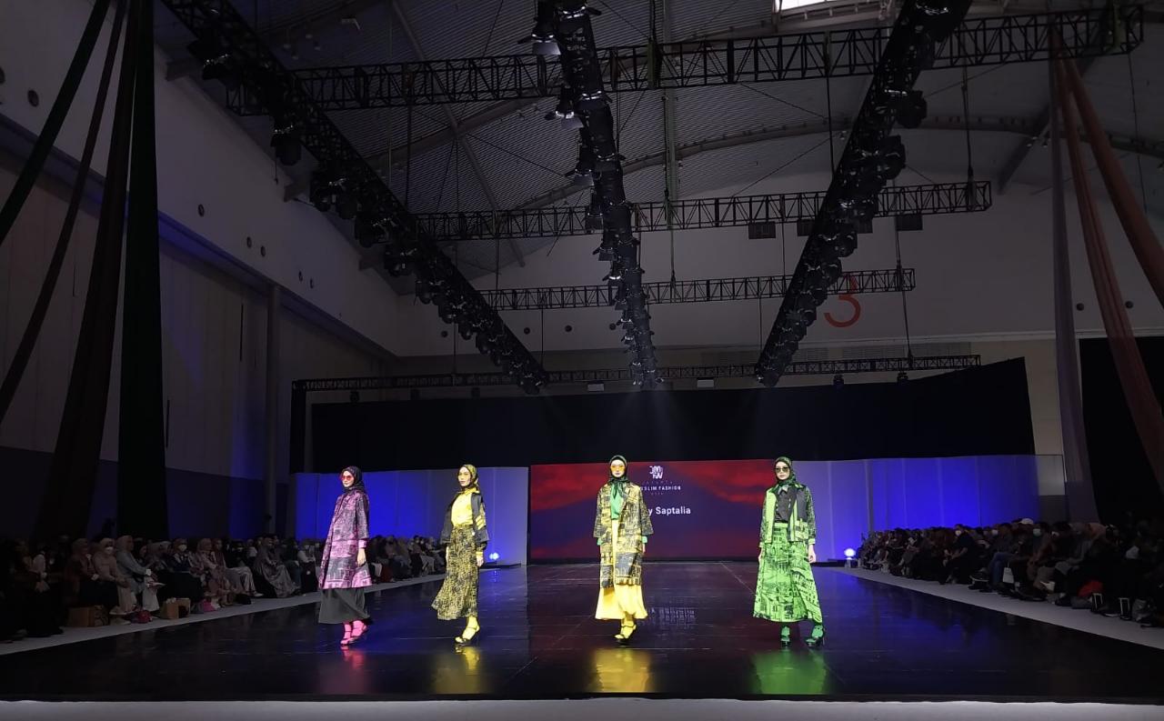 10 Desainer Busana Muslim Pamer Karya Lokal Menuju Global di JMFW 2023