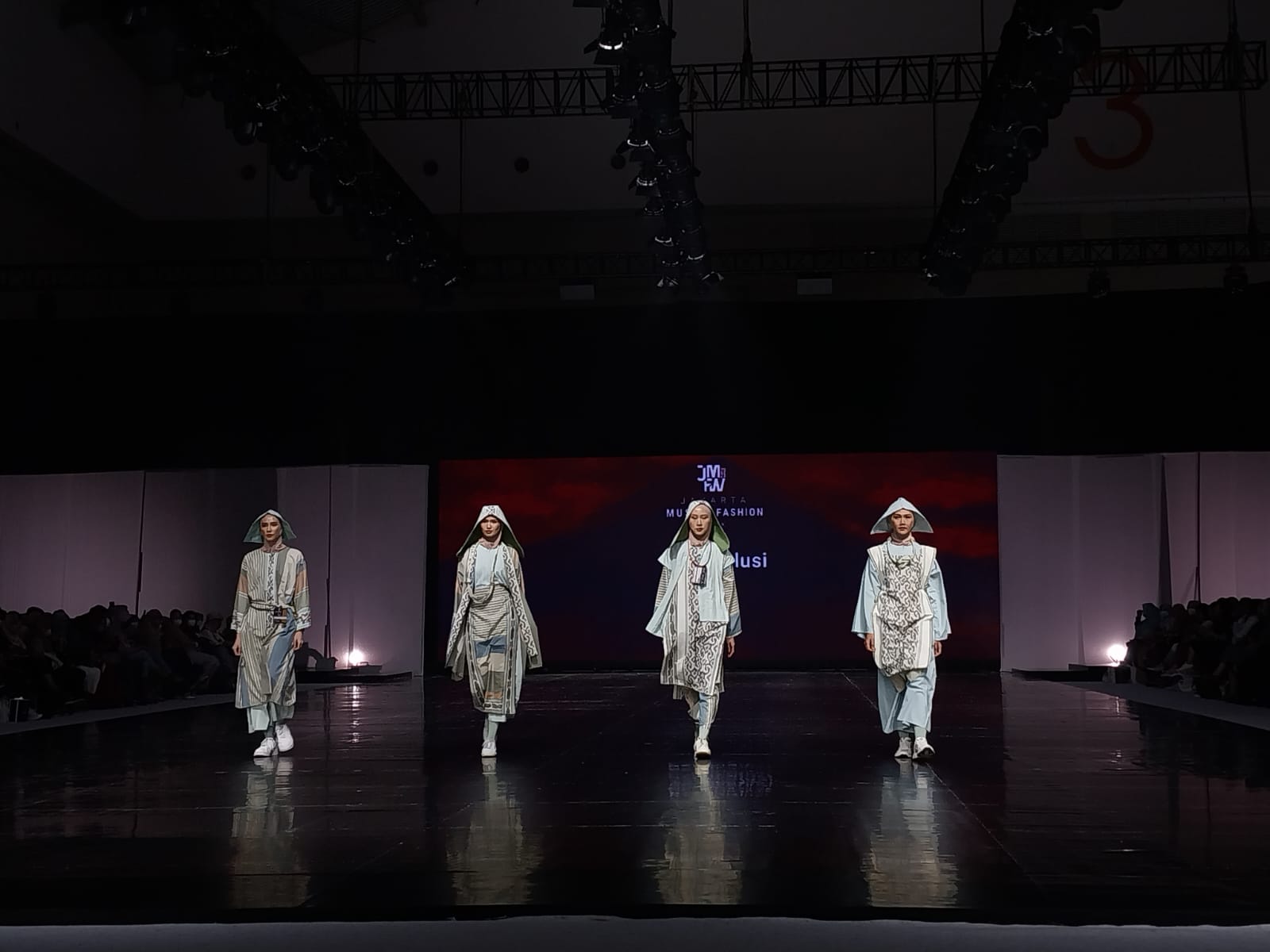10 Desainer Busana Muslim Pamer Karya Lokal Menuju Global di JMFW 2023