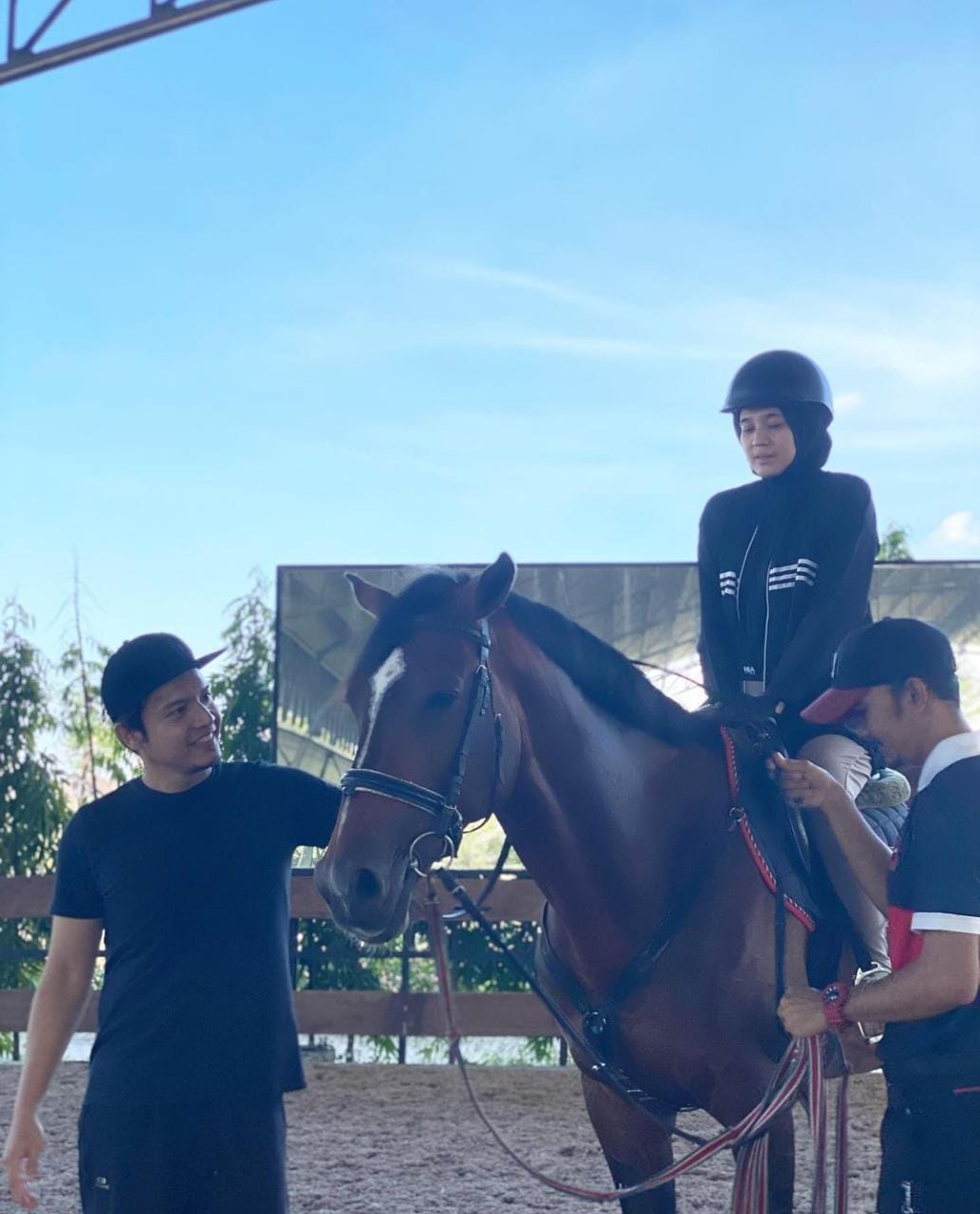 13 Tahun Makin Mesra, Intip Potret Keharmonisan Dimas Seto dan Dhini Aminarti