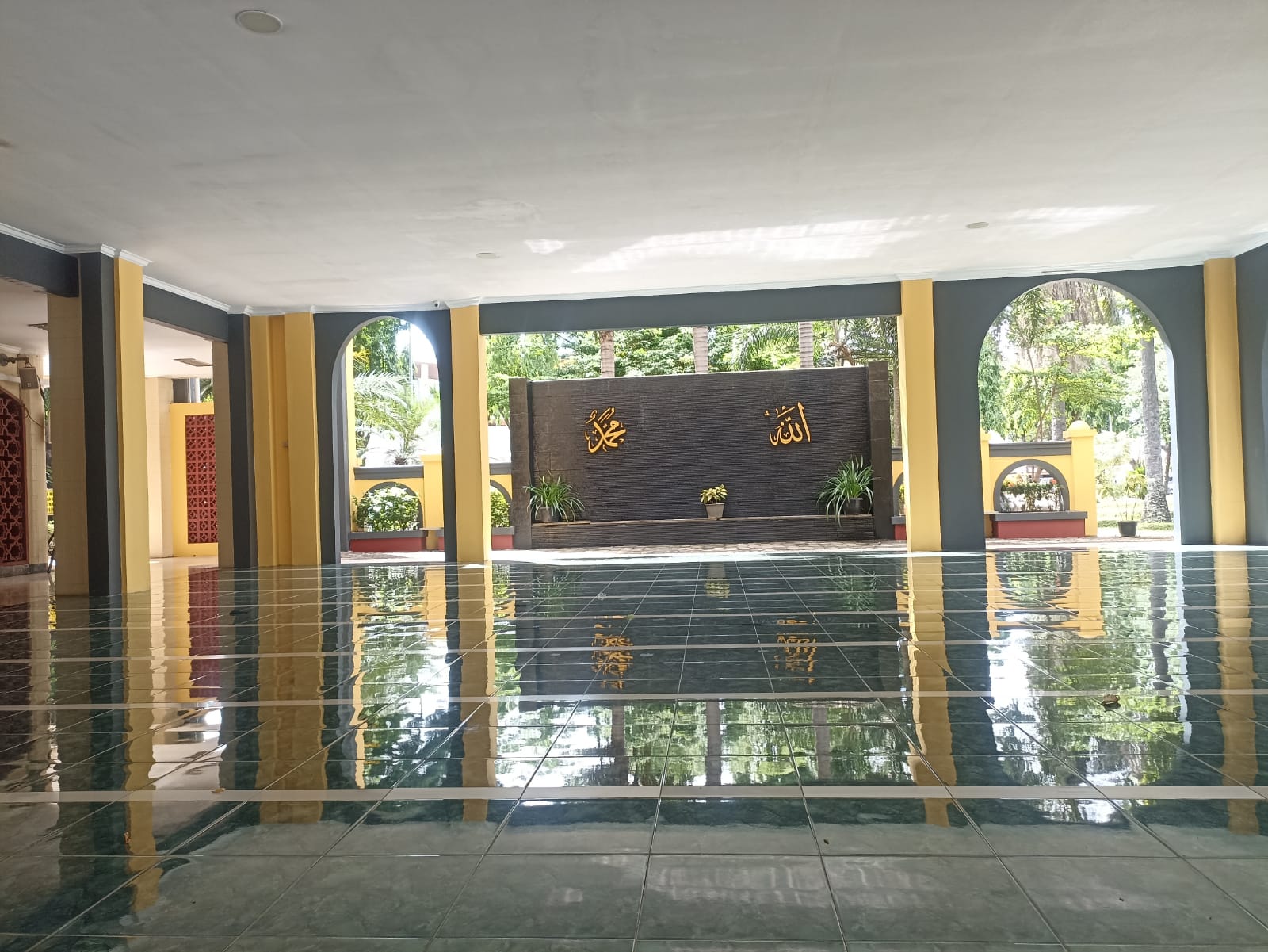 Masjid Pangeran Diponegoro TMII Terletak Antara Vihara dan Gereja