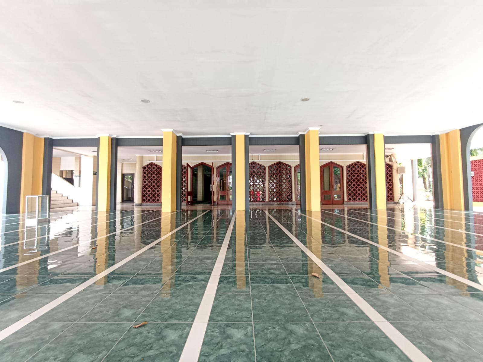 Masjid Pangeran Diponegoro TMII Terletak Antara Vihara dan Gereja