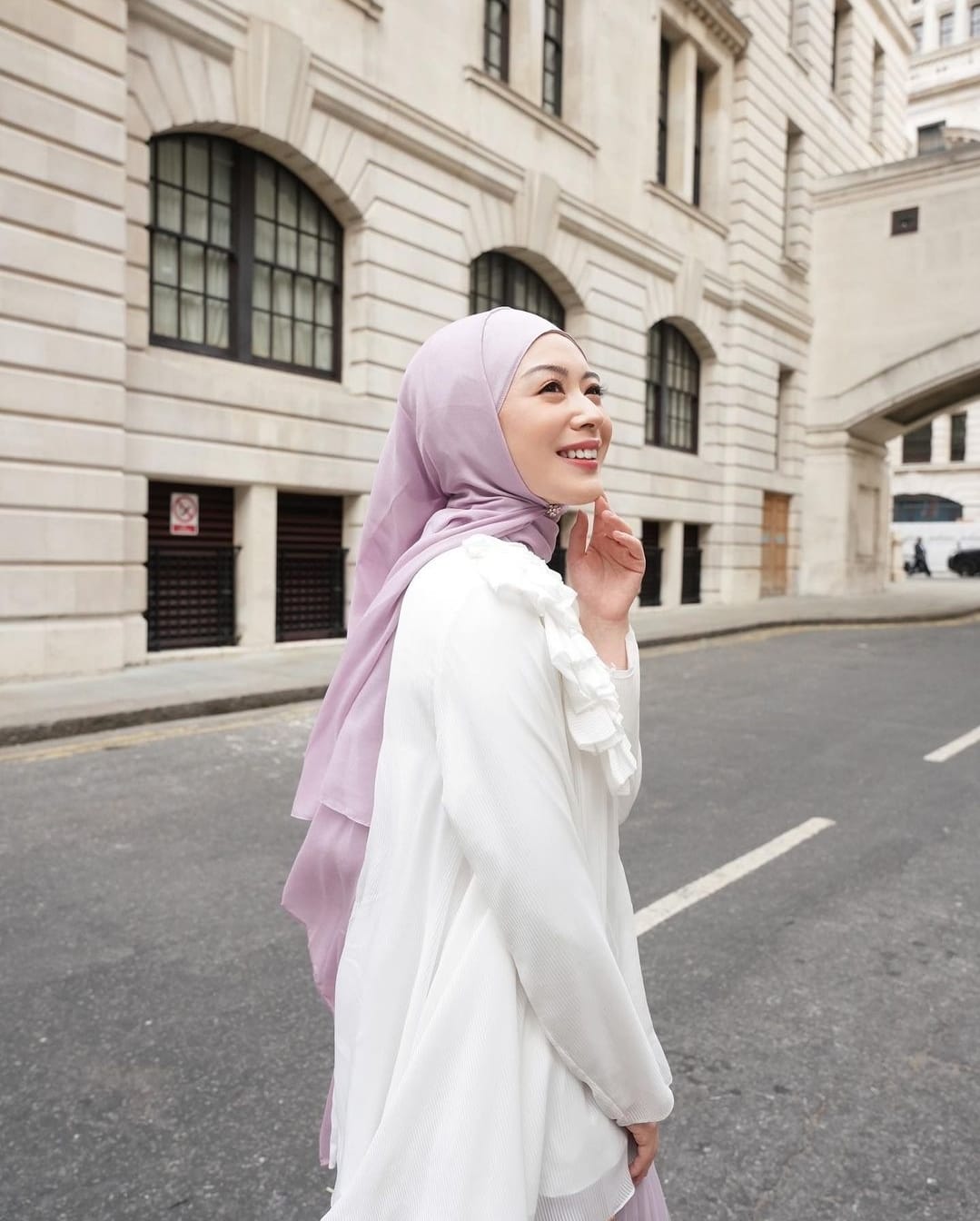 Sontek 7 Gaya Fesyen Ayana Moon yang Sederhana dan Segar
