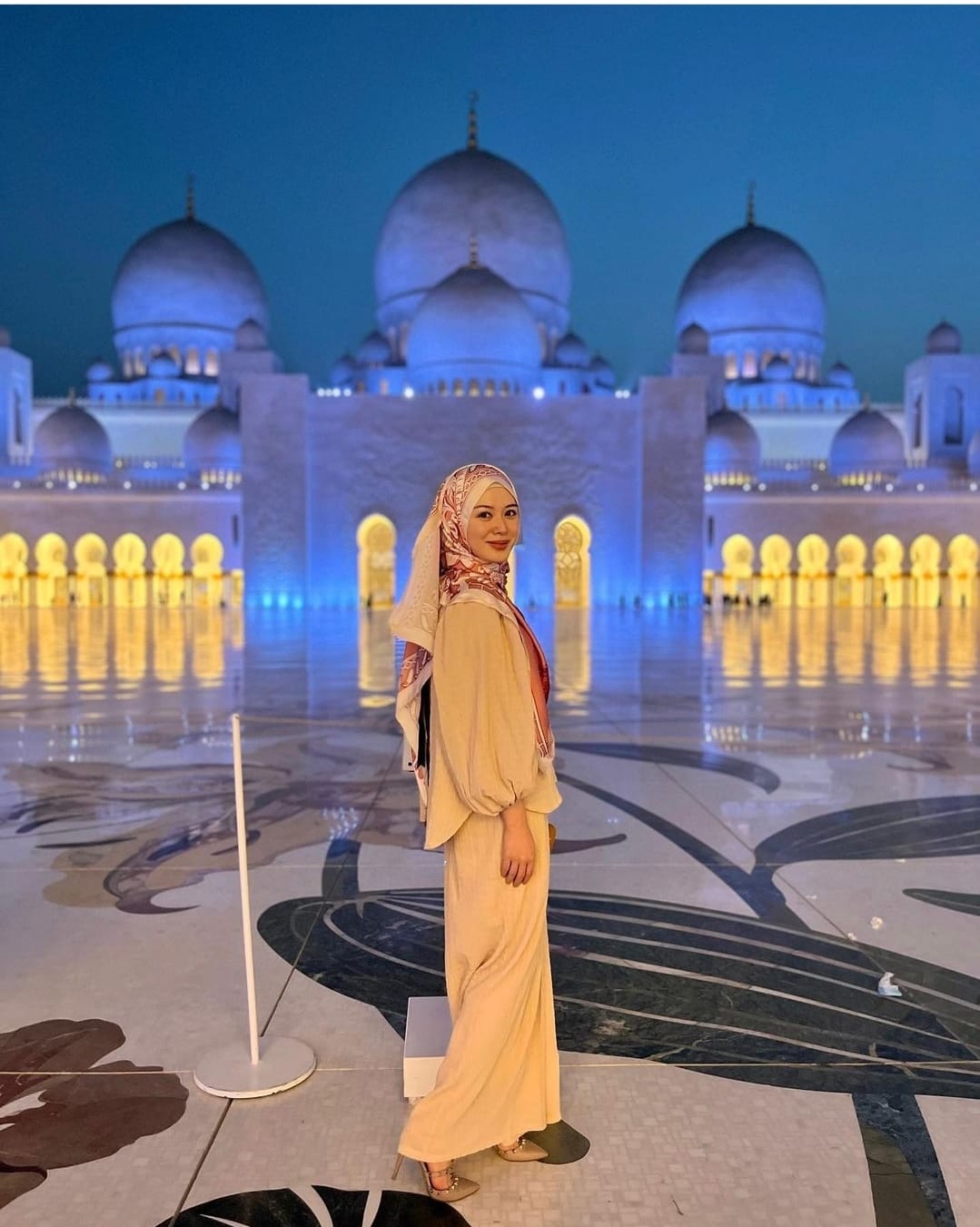 Sontek 7 Gaya Fesyen Ayana Moon yang Sederhana dan Segar