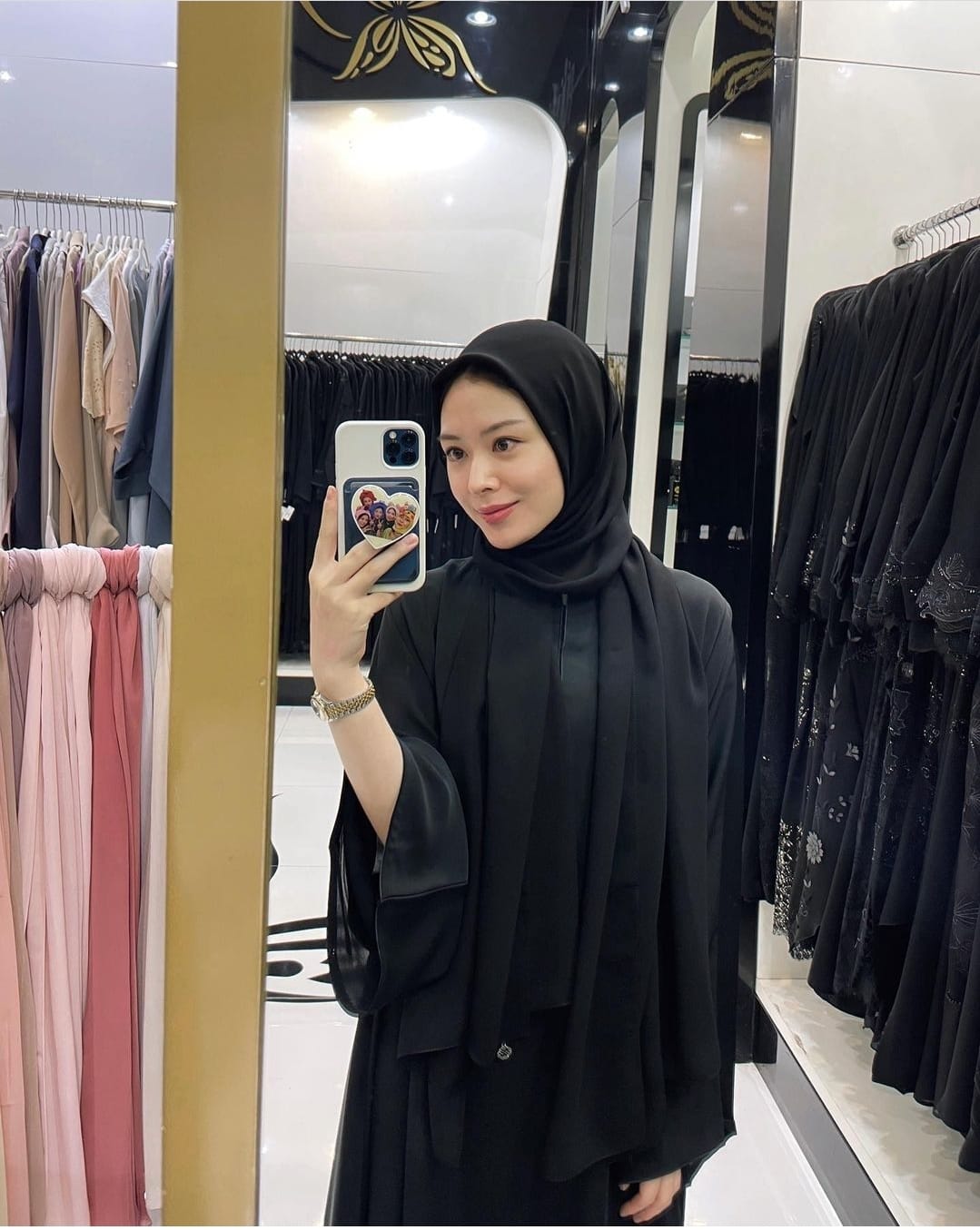 Sontek 7 Gaya Fesyen Ayana Moon yang Sederhana dan Segar