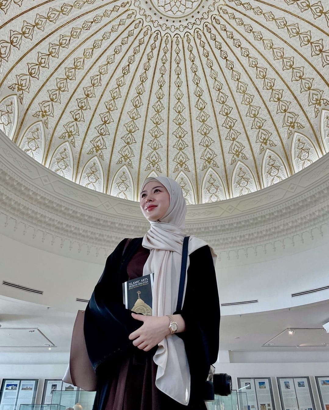 Sontek 7 Gaya Fesyen Ayana Moon yang Sederhana dan Segar