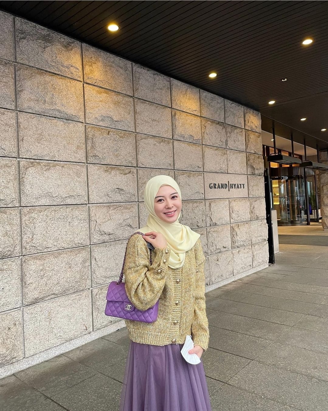 Sontek 7 Gaya Fesyen Ayana Moon yang Sederhana dan Segar