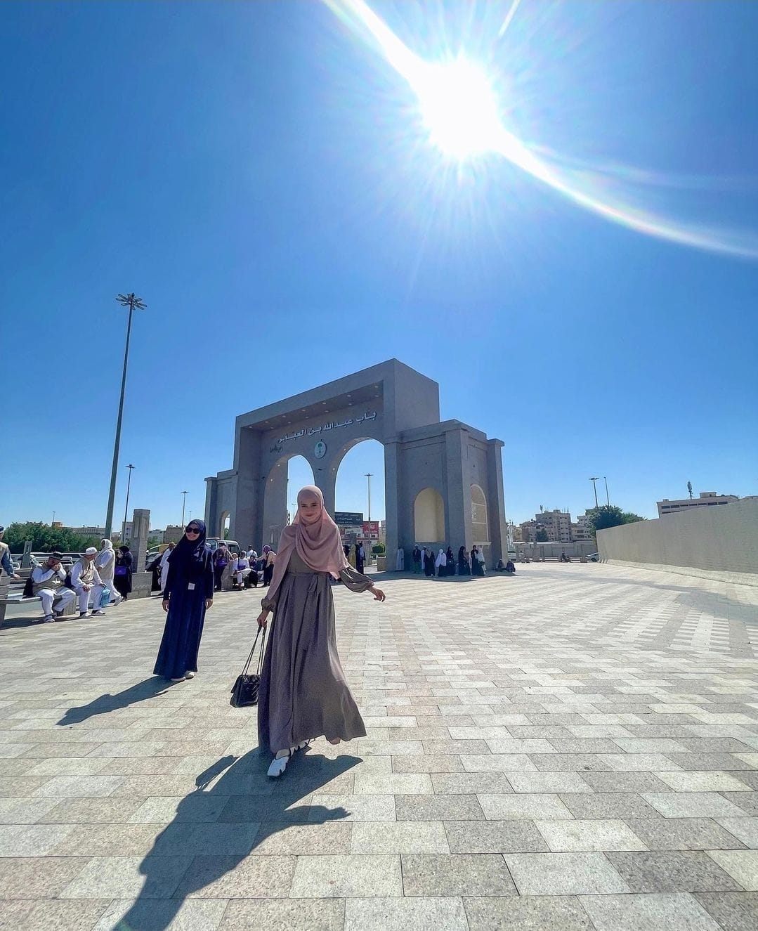 Cantik Pakai Hijab, Syifa Hadju Bergaya Syar'i saat Umrah