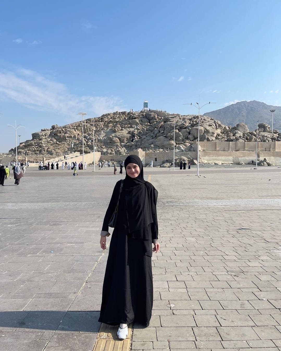 Cantik Pakai Hijab, Syifa Hadju Bergaya Syar'i saat Umrah