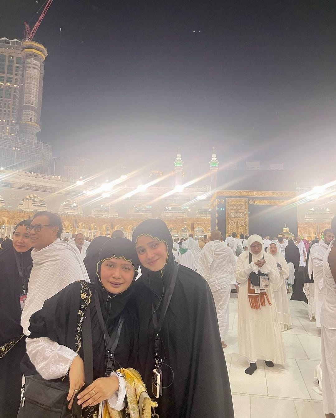 Cantik Pakai Hijab, Syifa Hadju Bergaya Syar'i saat Umrah