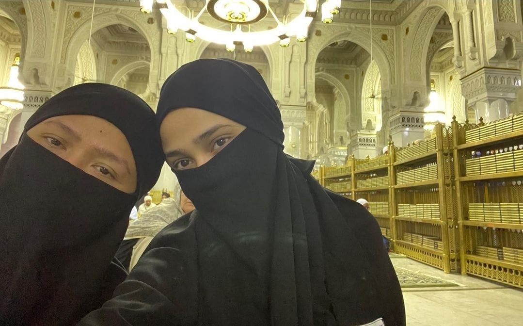 Cantik Pakai Hijab, Syifa Hadju Bergaya Syar'i saat Umrah