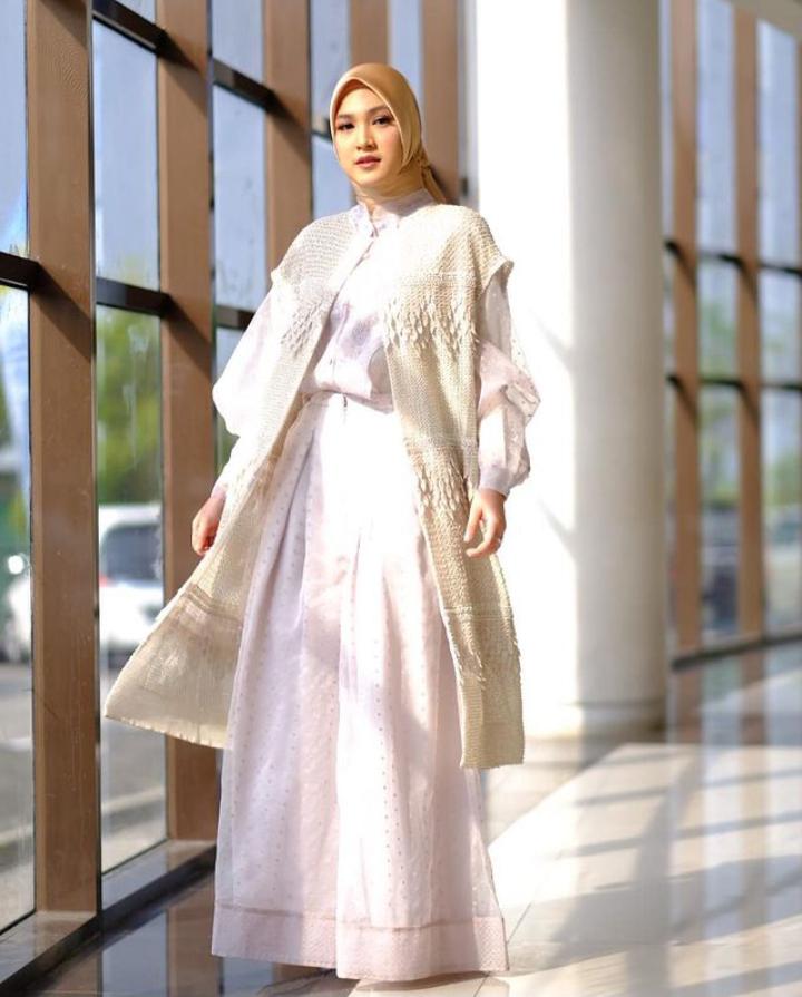 6 Outfit Putih Ala Cut Syifa, Cantiknya Bikin Pusing
