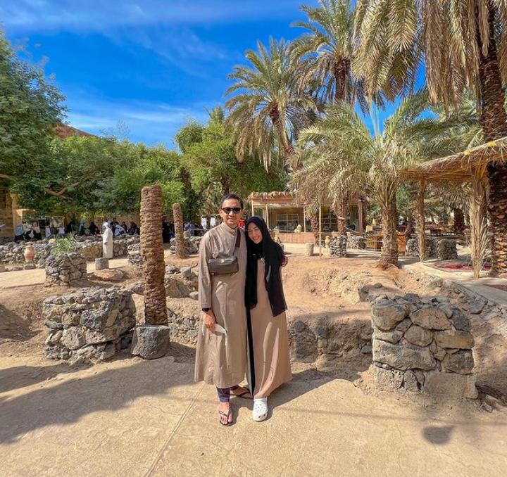 Umrah ke Tanah Suci, Ayu Dewi dan Regi Datau Makin Kompak dan Mesra