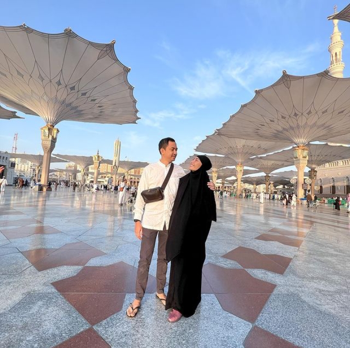 Umrah ke Tanah Suci, Ayu Dewi dan Regi Datau Makin Kompak dan Mesra