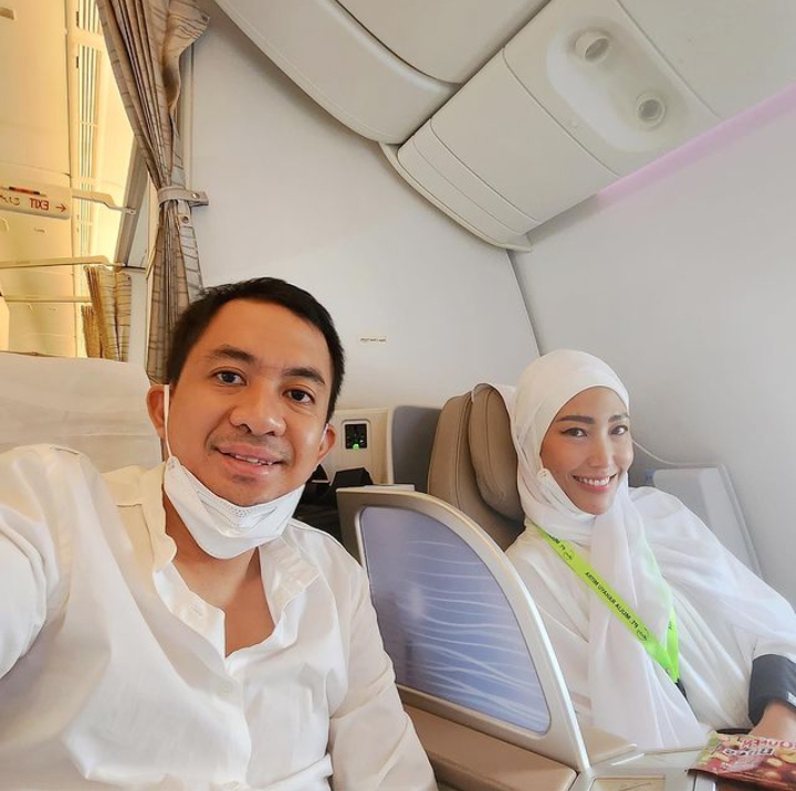 Umrah ke Tanah Suci, Ayu Dewi dan Regi Datau Makin Kompak dan Mesra
