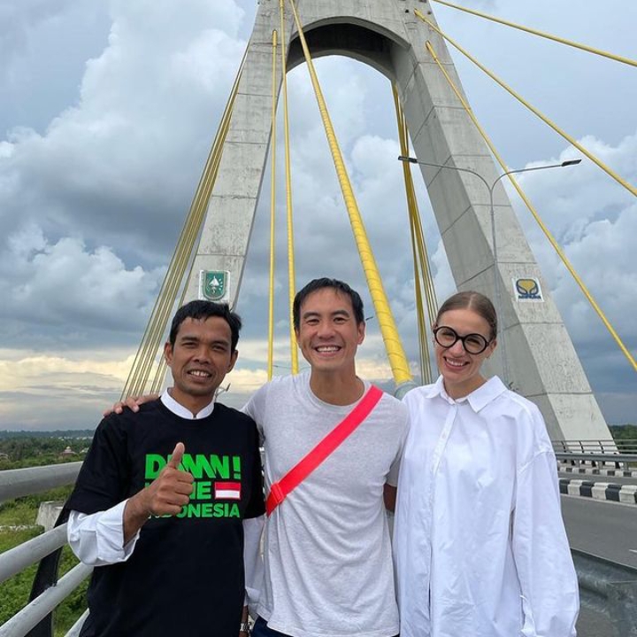 Daniel Mananta Sowan ke UAS, Kunjungi Masjid hingga Makan Durian Bareng