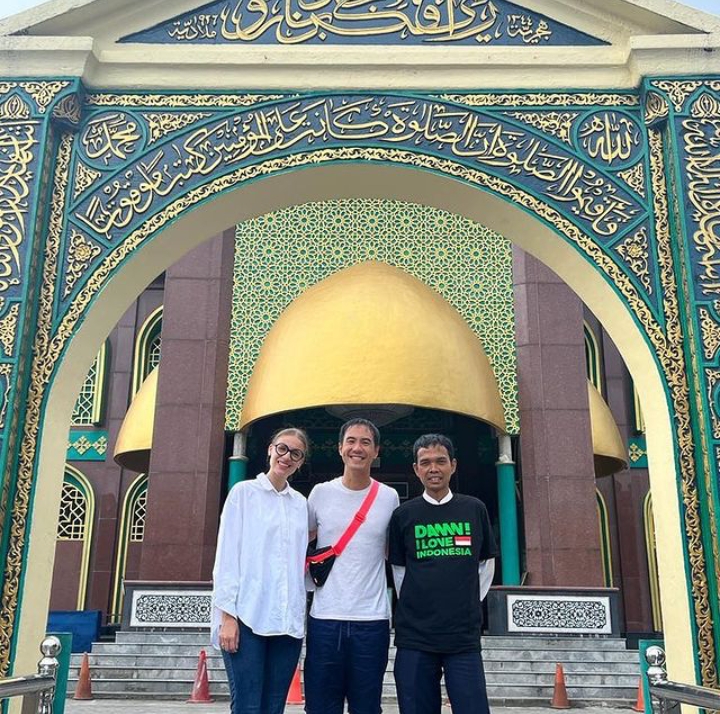 Daniel Mananta Sowan ke UAS, Kunjungi Masjid hingga Makan Durian Bareng