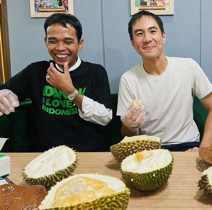 Daniel Mananta Sowan ke UAS, Kunjungi Masjid hingga Makan Durian Bareng