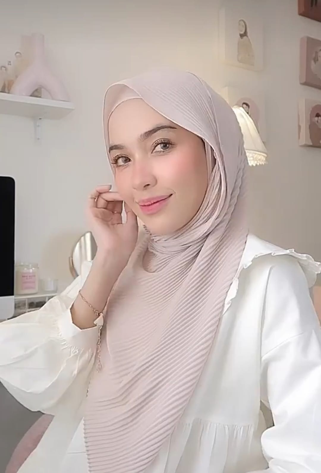 Empat Tutorial Hijab Plisket Simpel Ala Hamidah Rachmayanti