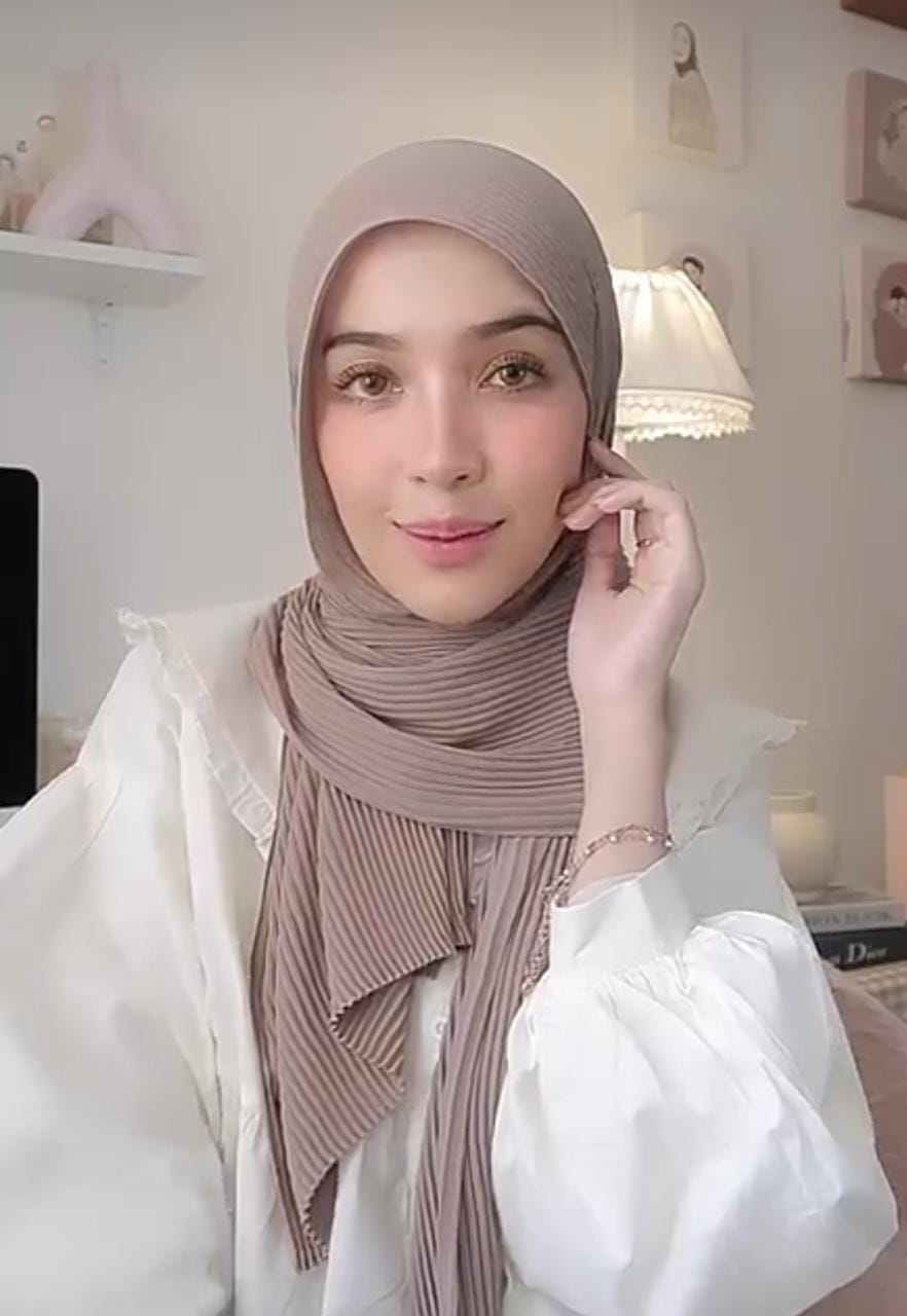 Empat Tutorial Hijab Plisket Simpel Ala Hamidah Rachmayanti