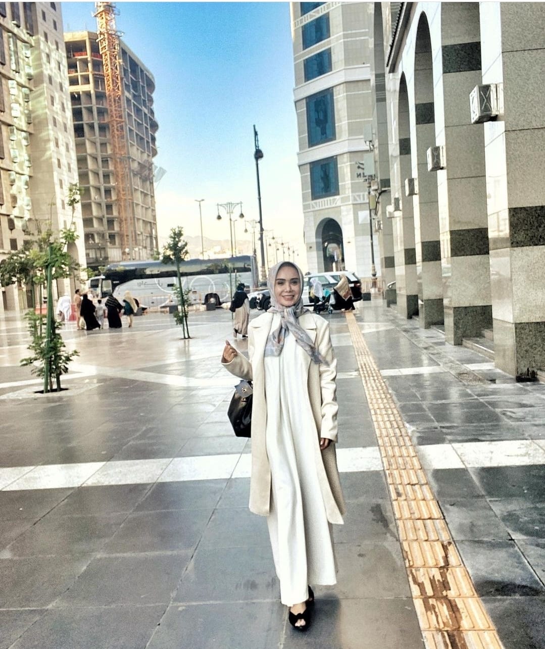 Bikin Pangling, Tengok 5 Penampilan Menawan Yuni Shara Saat Umrah