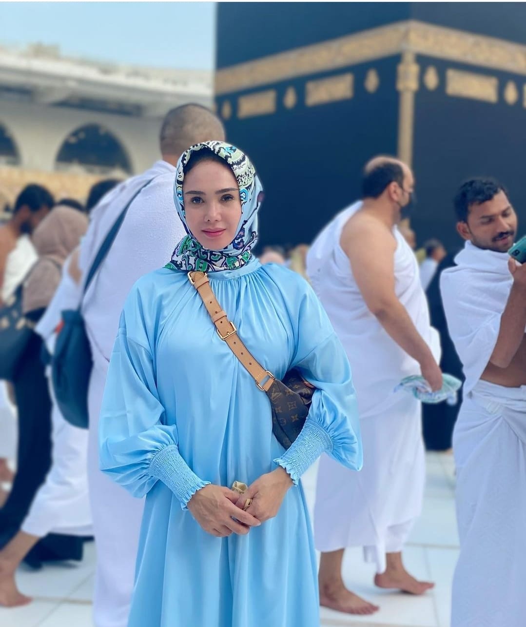 Bikin Pangling, Tengok 5 Penampilan Menawan Yuni Shara Saat Umrah