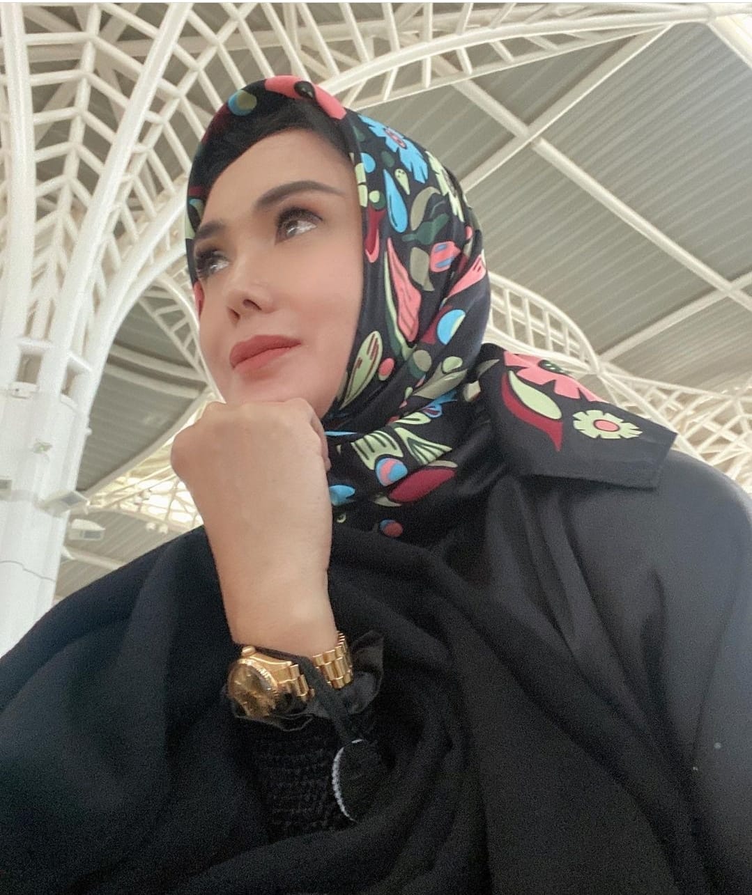 Bikin Pangling, Tengok 5 Penampilan Menawan Yuni Shara Saat Umrah