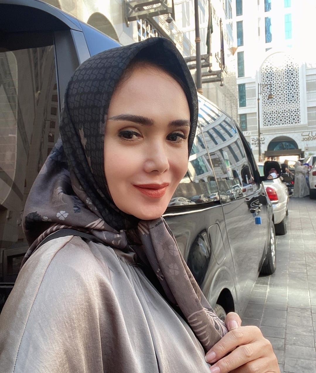 Bikin Pangling, Tengok 5 Penampilan Menawan Yuni Shara Saat Umrah
