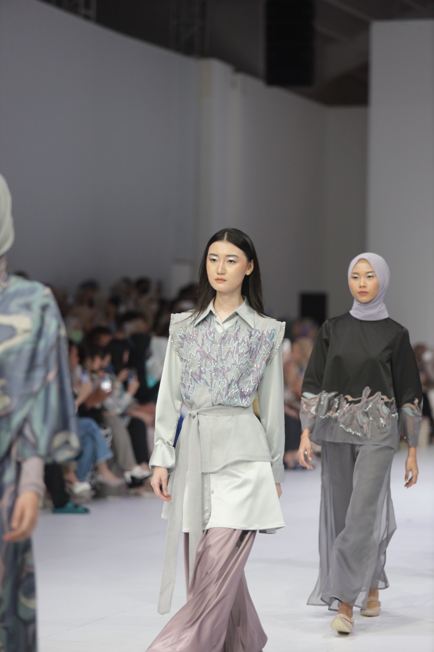 Koleksi Kolaborasi Kami dan Dalia Tonjolkan Ketegasan dan Keanggunan