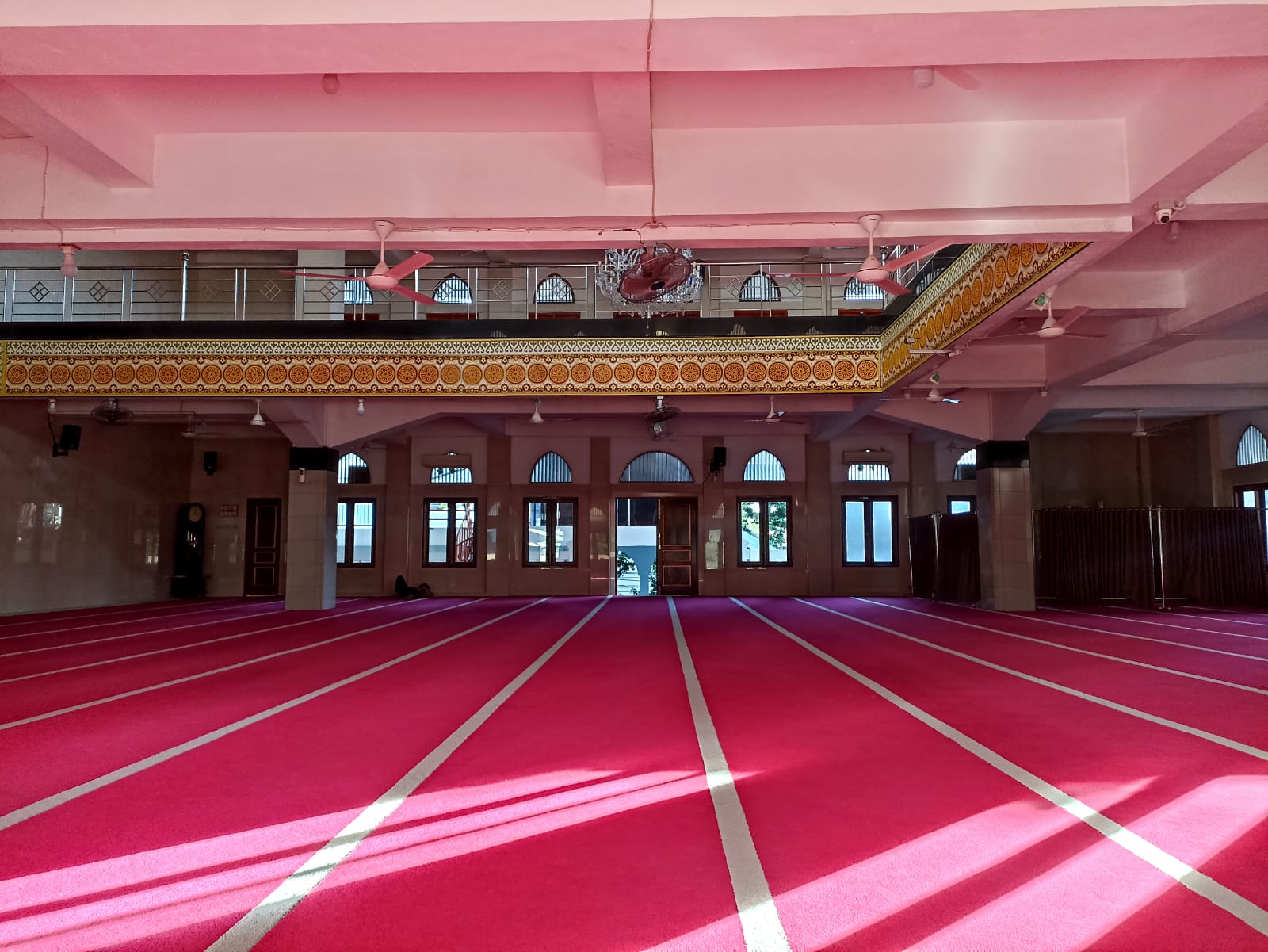 Masjid Daarul Muqarrabien, Oase Pengingat Akhirat di Tengah Ibu Kota