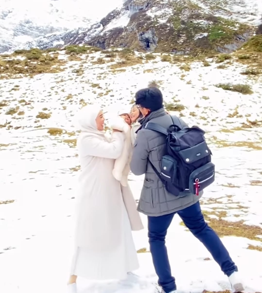 Liburan Ke Swiss Outfit Suami Nggak Kompak, Fitri Tropica Geram