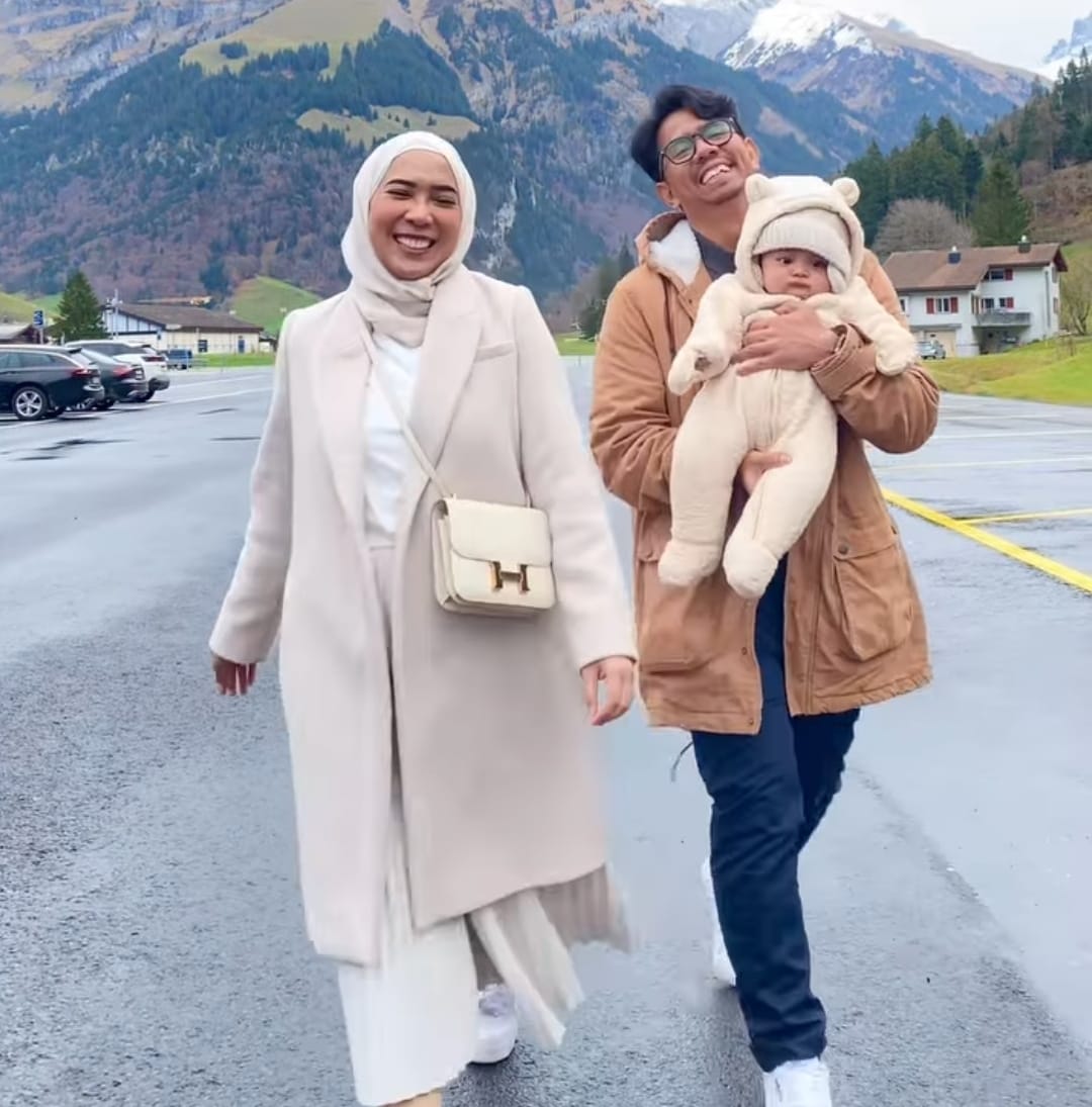 Liburan Ke Swiss Outfit Suami Nggak Kompak, Fitri Tropica Geram