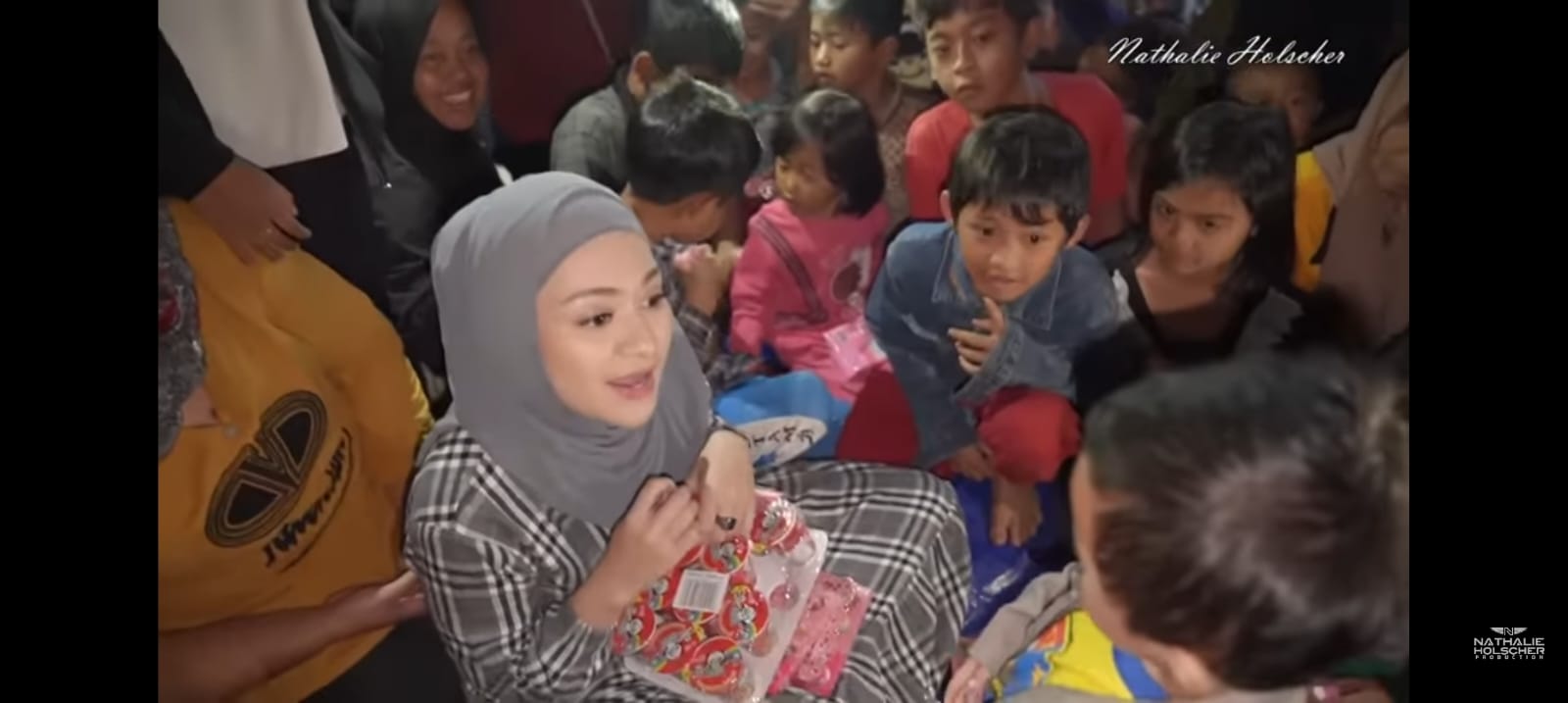 5 Selebritas Turun Langsung Beri Bantuan pada Korban Gempa Cianjur