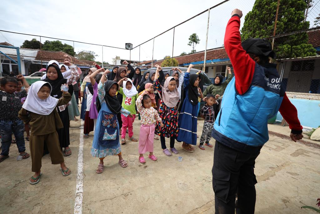 Sekolah Roboh, Anak-anak Pengungsi Gempa Cianjur Belajar di Tenda Darurat