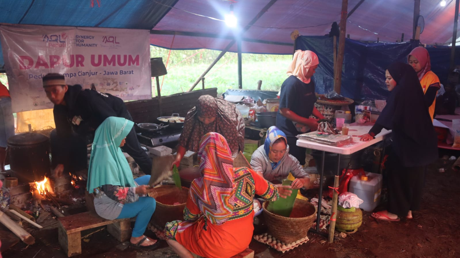 Pengungsi Gempa Cianjur Awali Hari dengan Mengaji Mendekat pada Ilahi