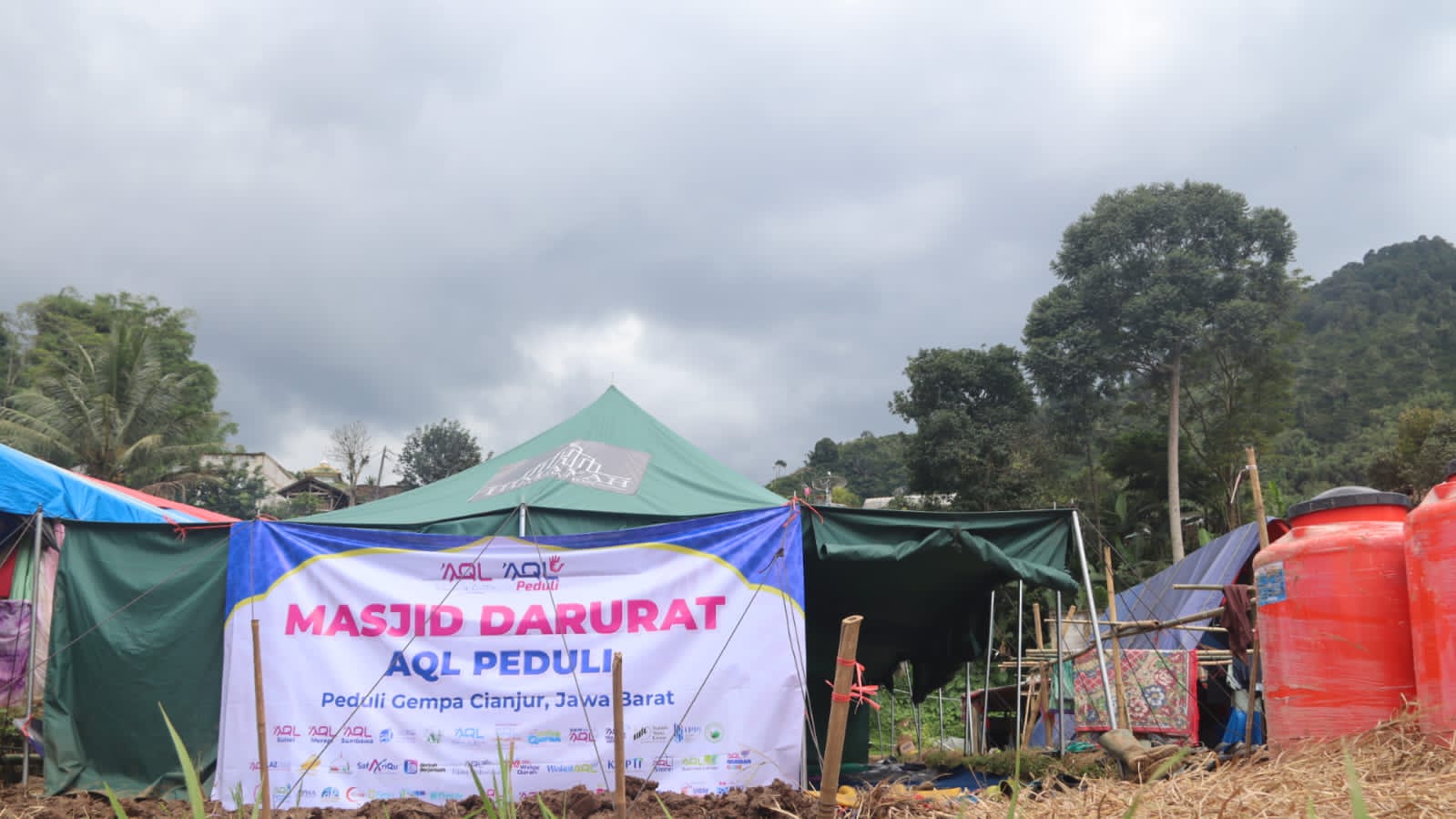 AQL Bangun Masjid Darurat, Penyintas Gempa Cianjur Bisa Sujud dengan Tenang