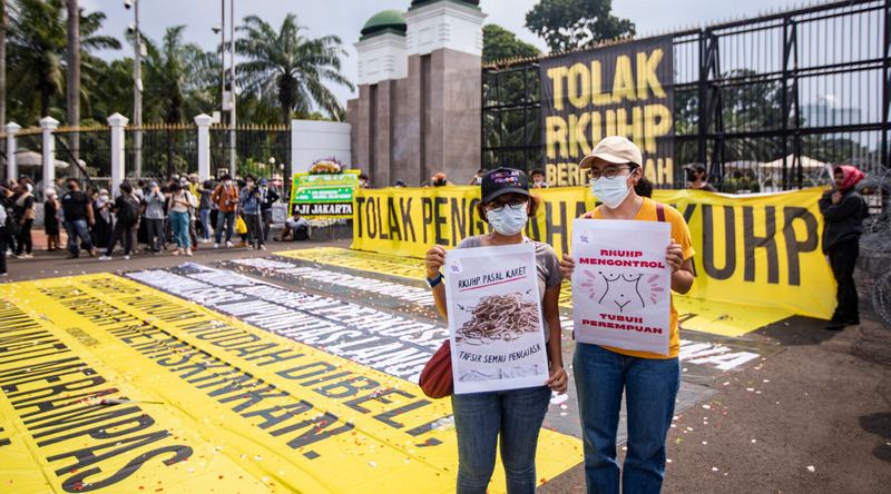 Tolak Pengesahan RKHUP, Masyarakat Gelar Aksi Tabur Bunga di Gedung DPR
