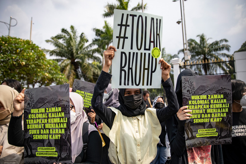 Tolak Pengesahan RKHUP, Masyarakat Gelar Aksi Tabur Bunga di Gedung DPR