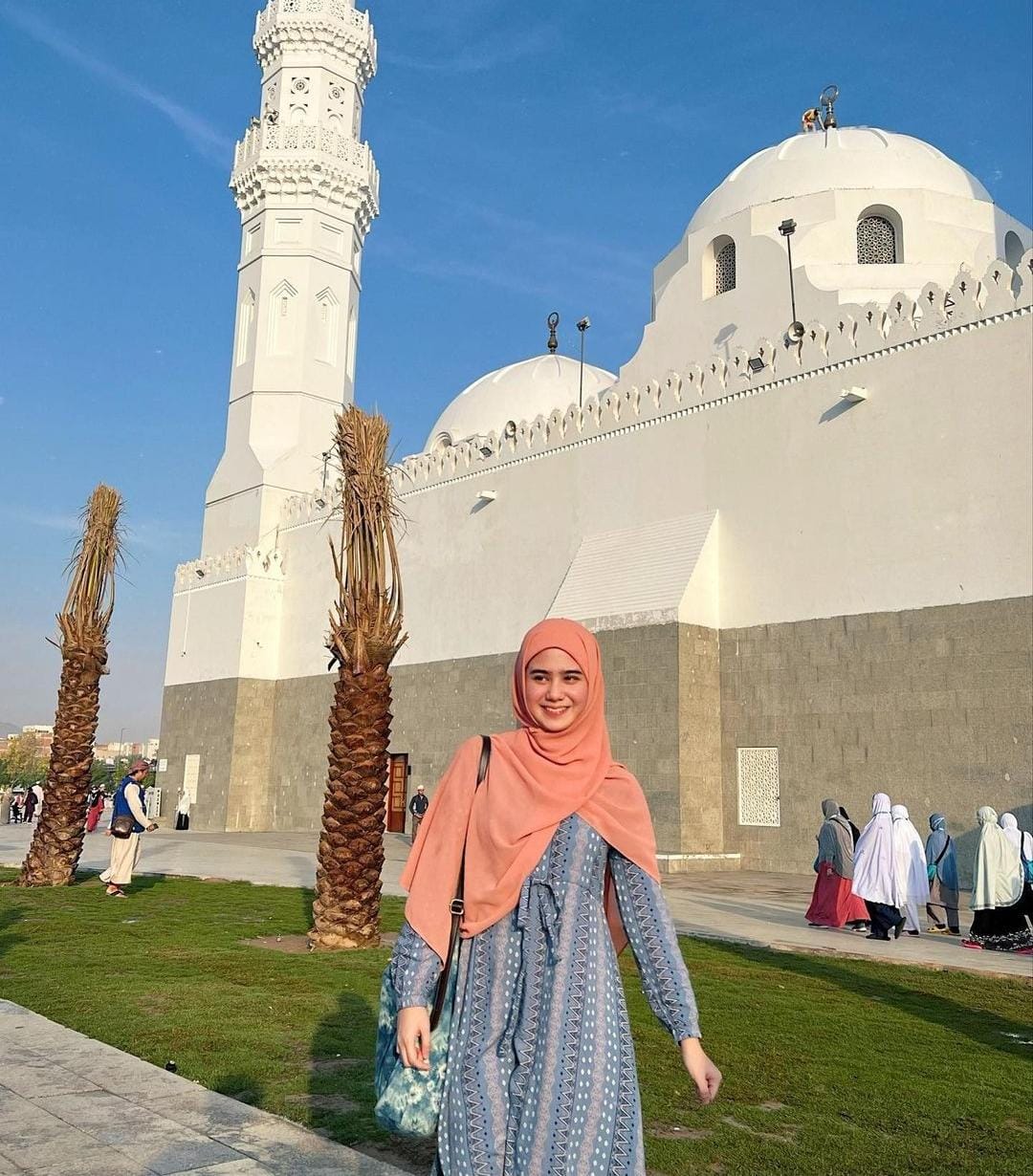 Bikin Salfok, Ini 4 Penampilan Syar'i Tissa Biani Saat Umroh