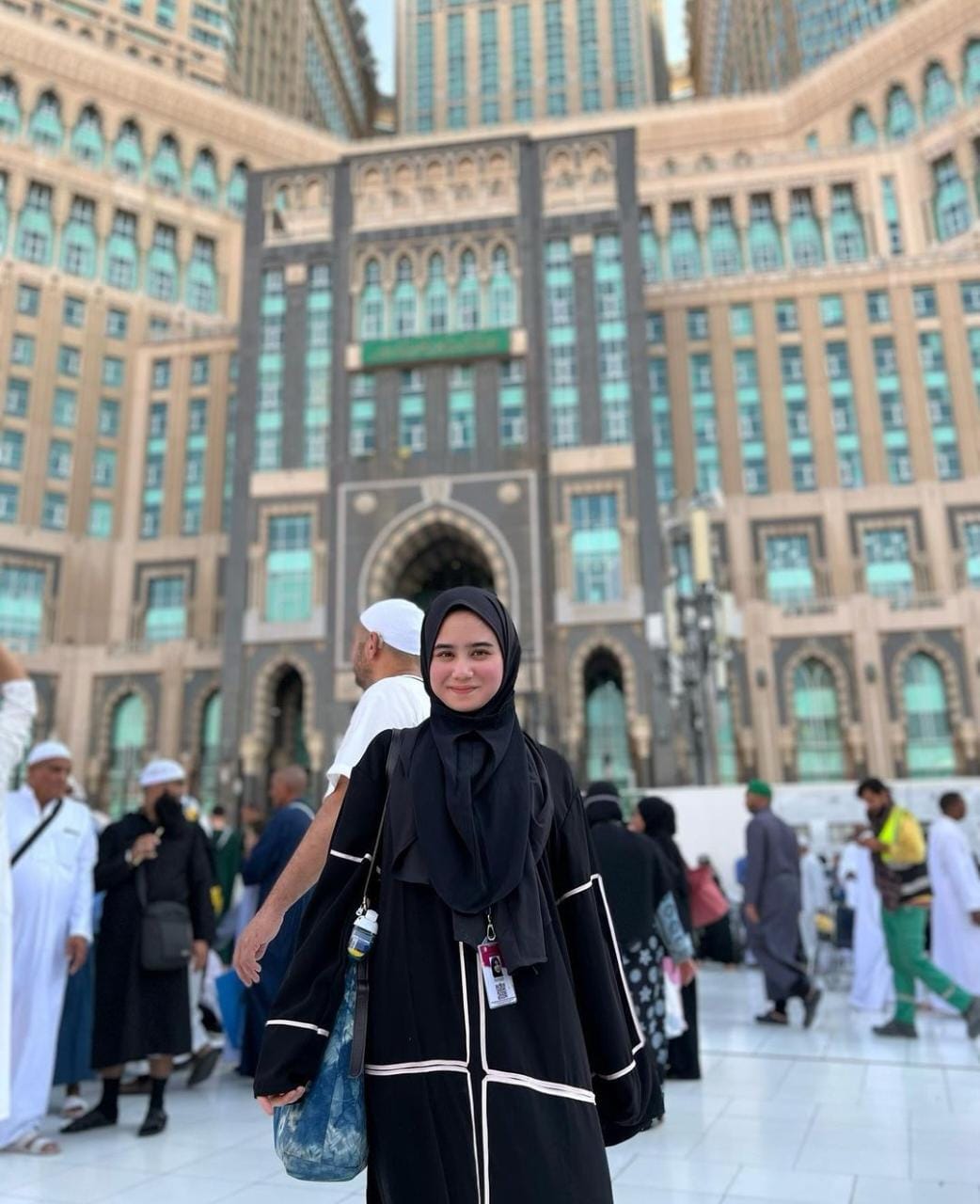 Bikin Salfok, Ini 4 Penampilan Syar'i Tissa Biani Saat Umroh
