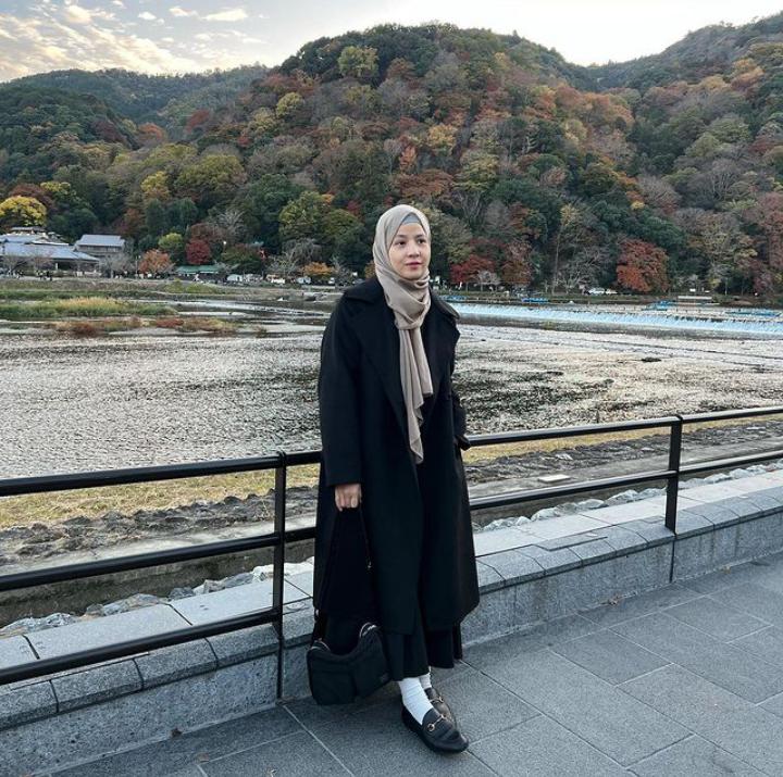 4 OOTD Hijab Syar'i Natasha Rizky, Simpel dan Fashionable Abis