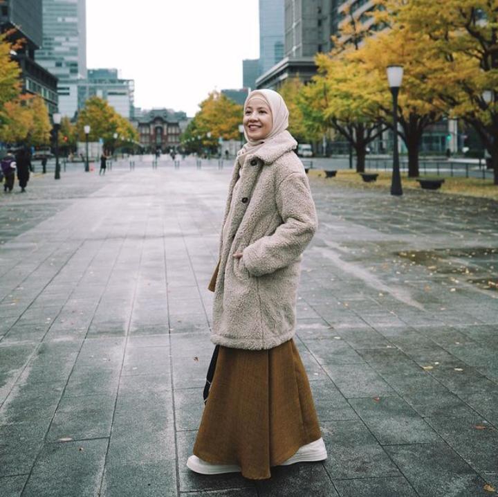 4 OOTD Hijab Syar'i Natasha Rizky, Simpel dan Fashionable Abis